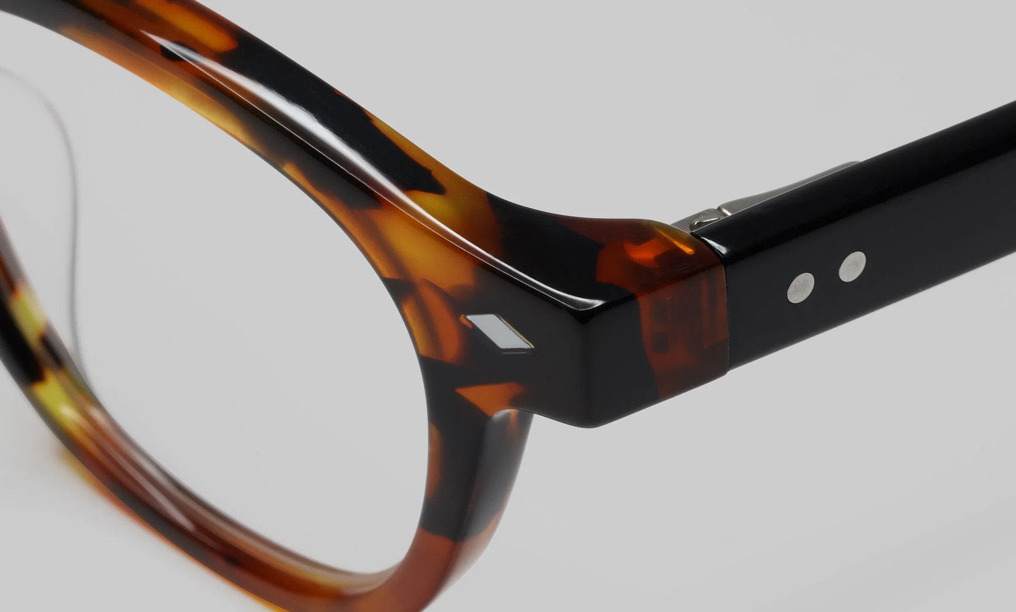 Bitty Witty Color 19 - Tortoise front with black temples - Image 4